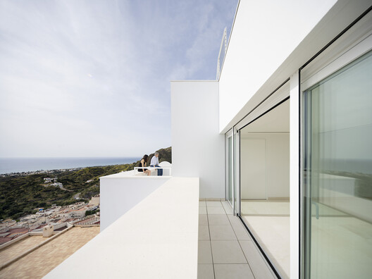 Windows as Thresholds That Merge Interior and Exterior Spaces - Image 5 of 7